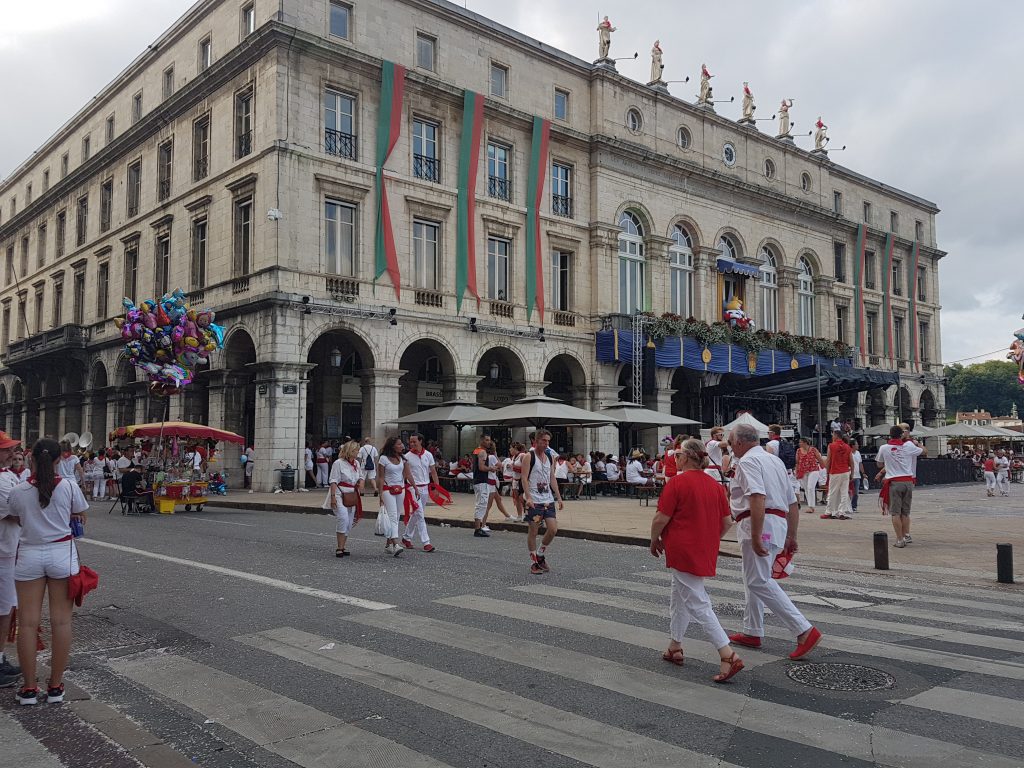 Foule place de la liberté aux Fêtes de Bayonne