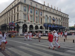 Foule place de la liberté aux Fêtes de Bayonne