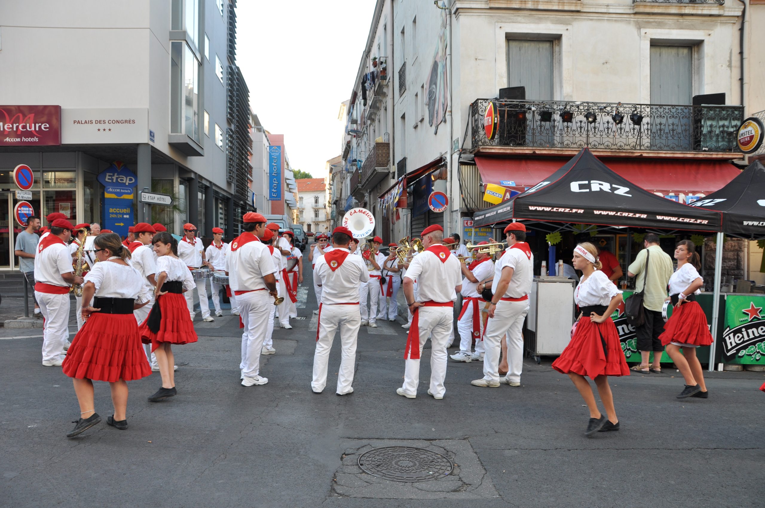 Peña en fête lors de la Féria de Béziers