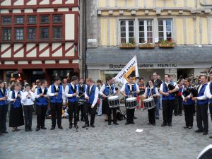 Bagad Karaez défilant au Festival de Cornouaille à Quimper