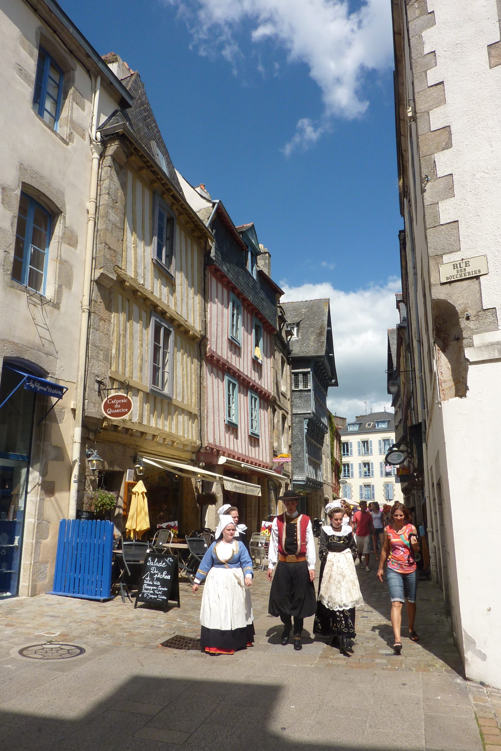 Costume traditionnel breton au Festival de Cornouaille à Quimper