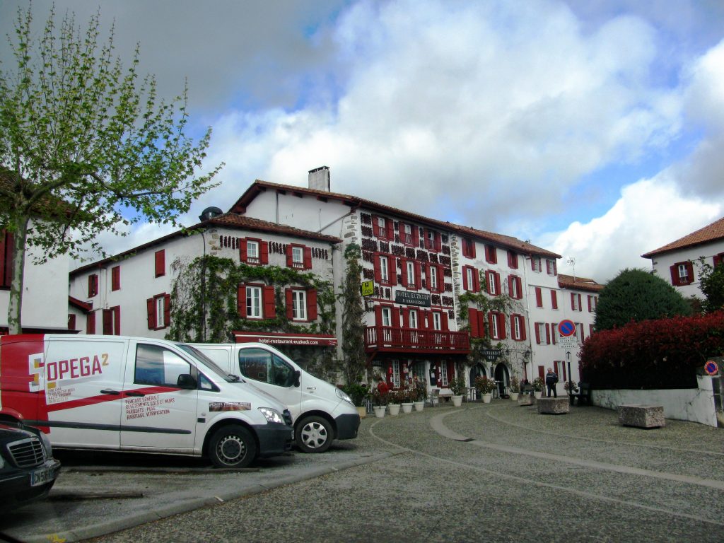 Façades blanches d'Espelette avec guirlandes de piments rouges