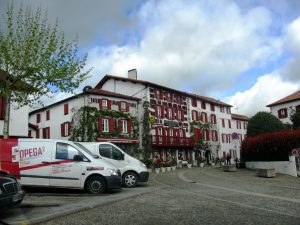 Façades blanches d'Espelette avec guirlandes de piments rouges