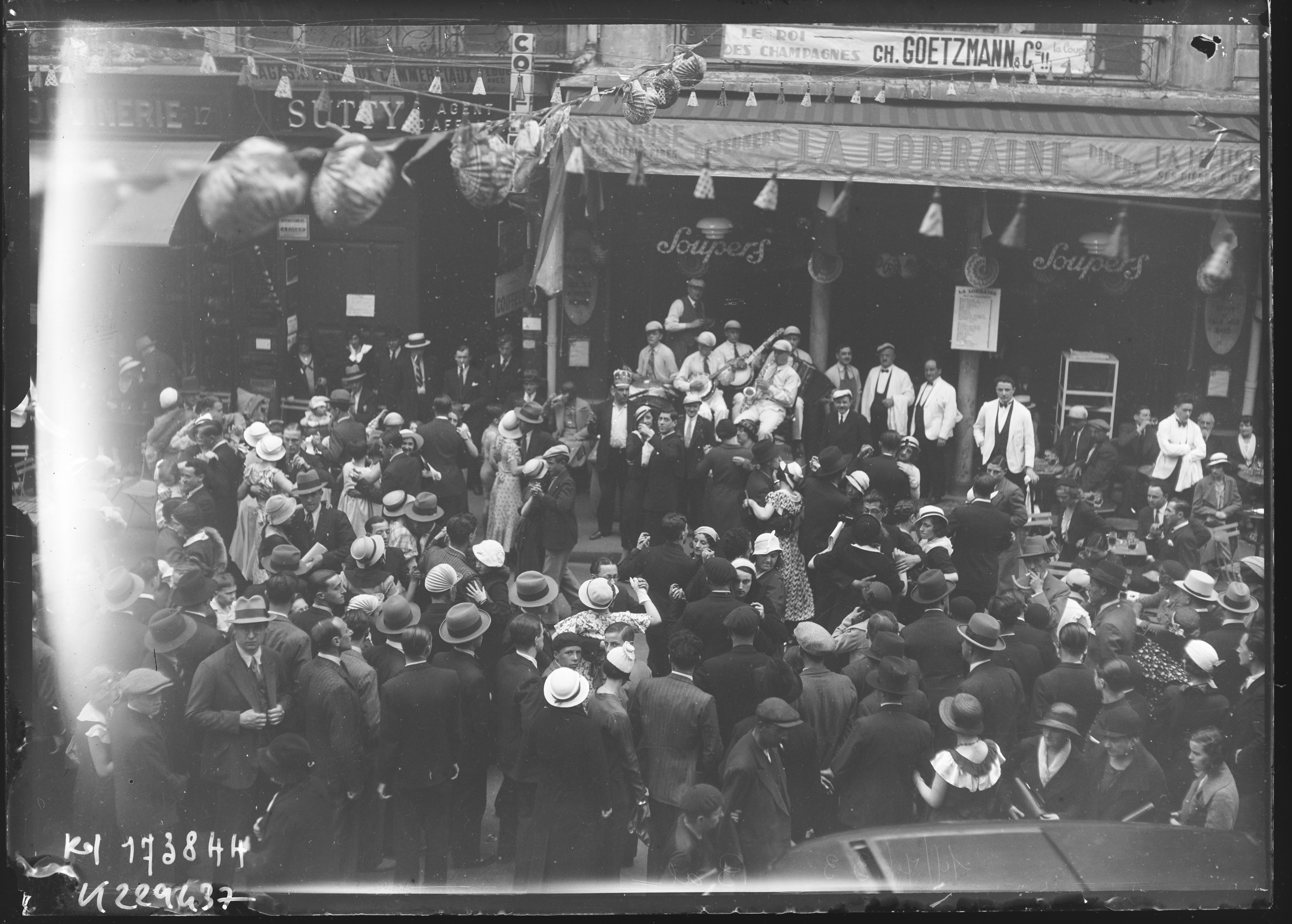 Sujet : Danseurs
Musiciens
Quatorze juillet (fête nationale française)
Bals -- Paris (France)
Paris (France)
Référence bibliographique : Rol, 173844
A