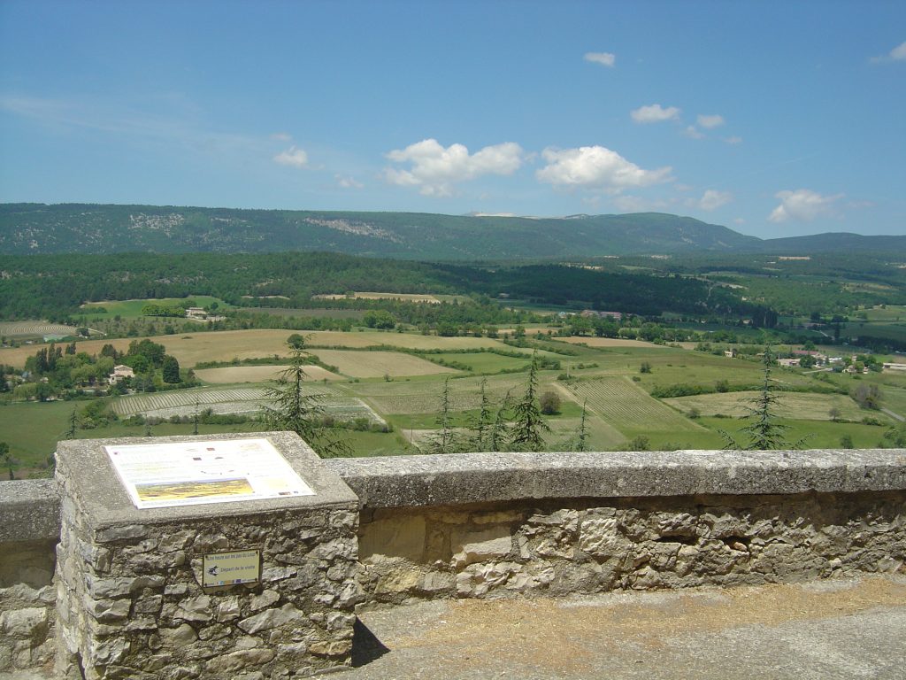 Les champs de lavande de Sault et le mont Ventoux vus d'une table de lecture du paysage à Sault