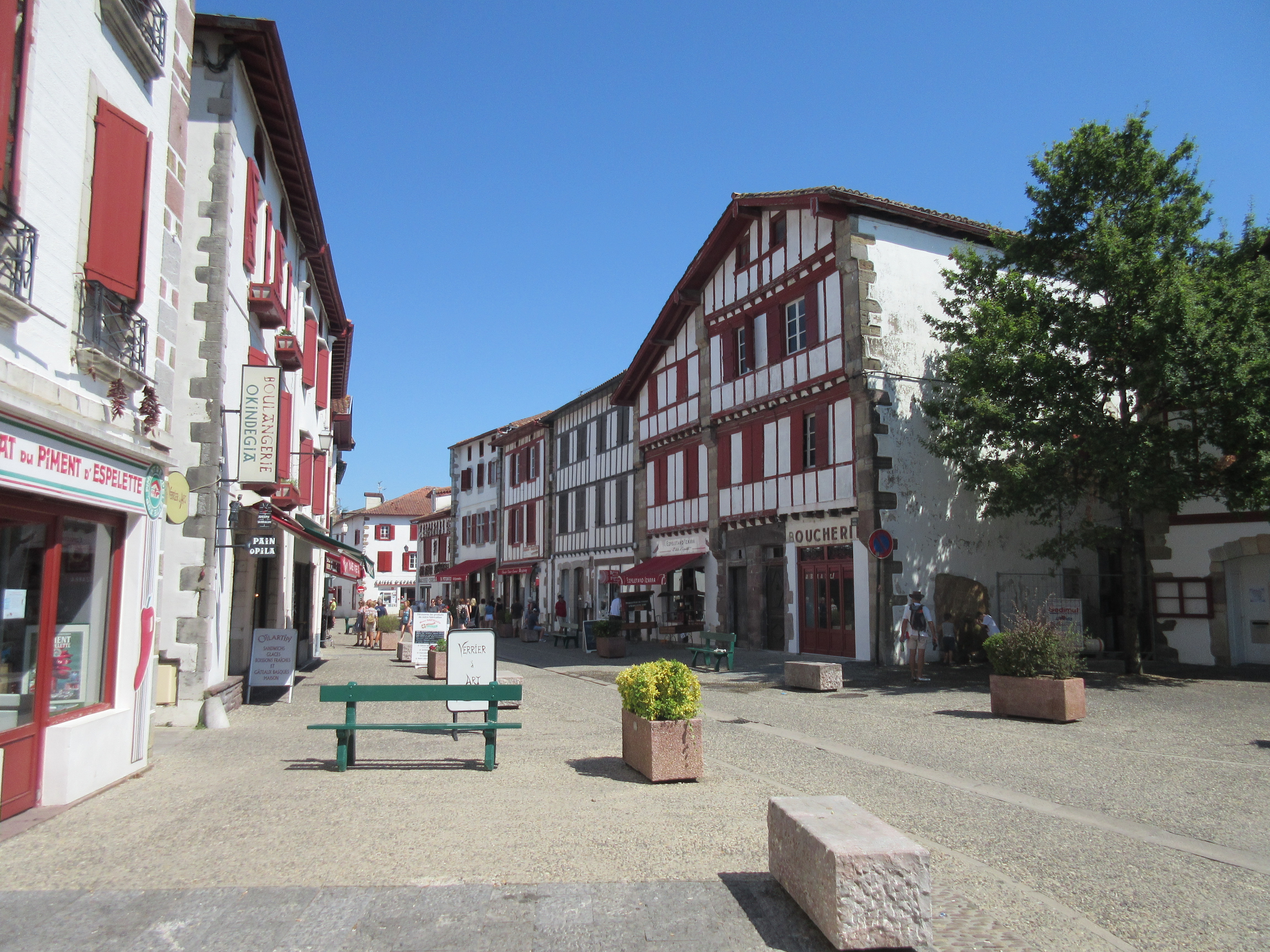 Le village d'Espelette (Pyrénées-Atlantiques, France) au Pays basque, célèbre pour ses piments.