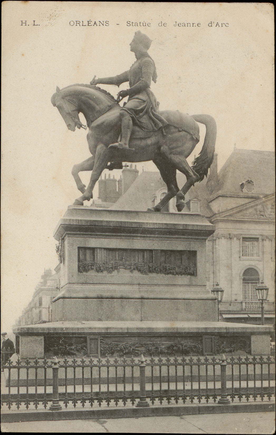 Carte postale représentant la statue équestre de Jeanne d'Arc à Orléans