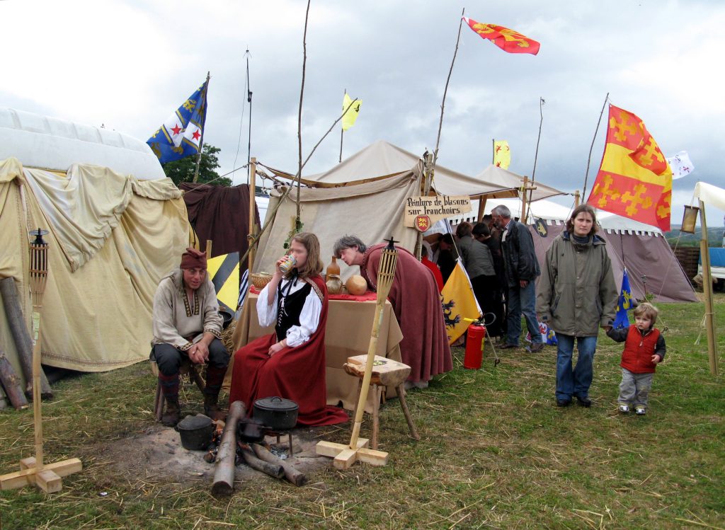 Picquigny (Somme, France) - · Dans la cour d'honneur du château, lors de la 3ème fête médiéviale en 2008. · La pluie de fin de matinée avait perturbé le d