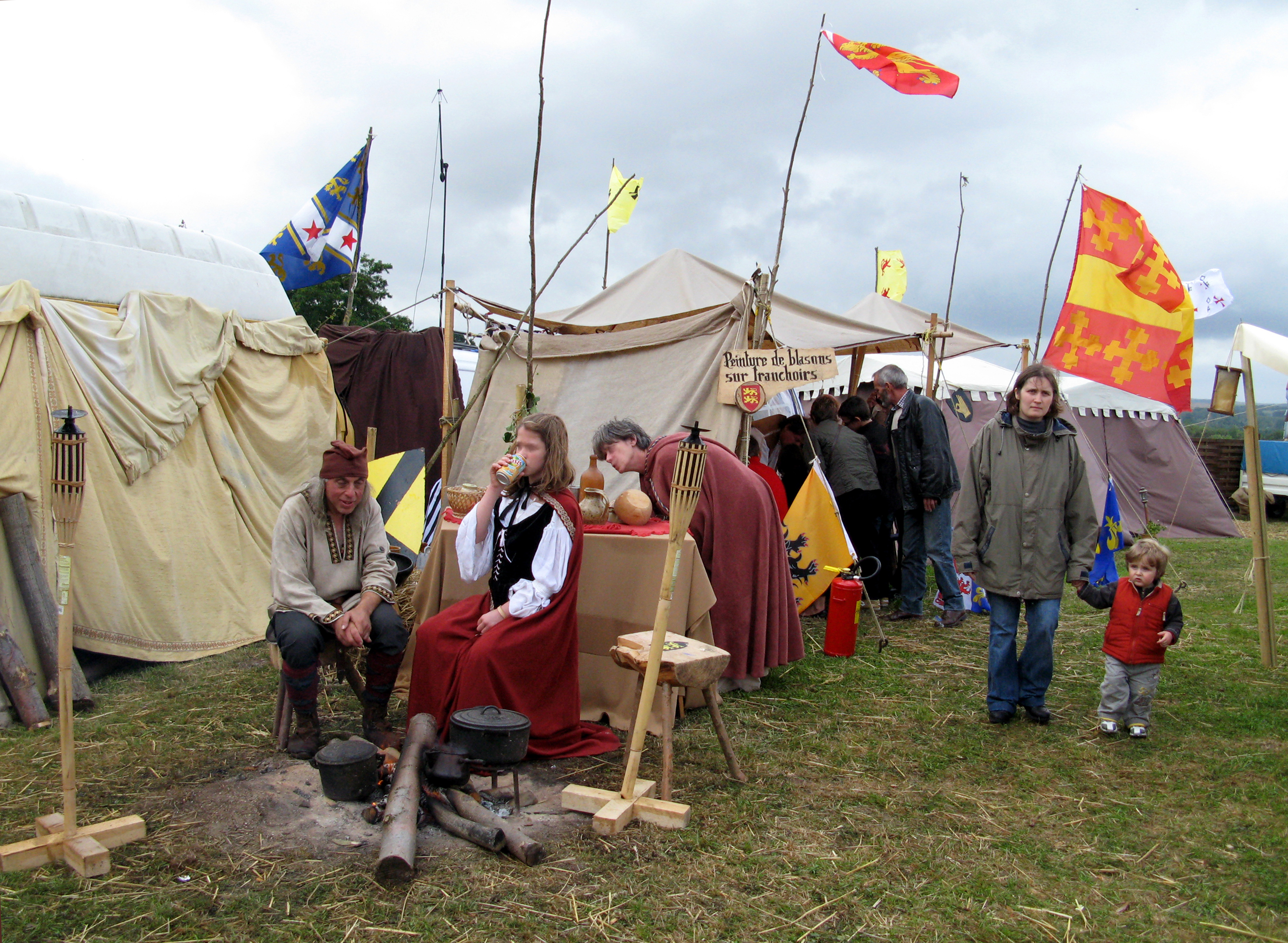 Picquigny (Somme, France) -
Dans la cour d'honneur du château, lors de la 3ème fête médiéviale en 2008.
La pluie de fin de matinée avait perturbé le d