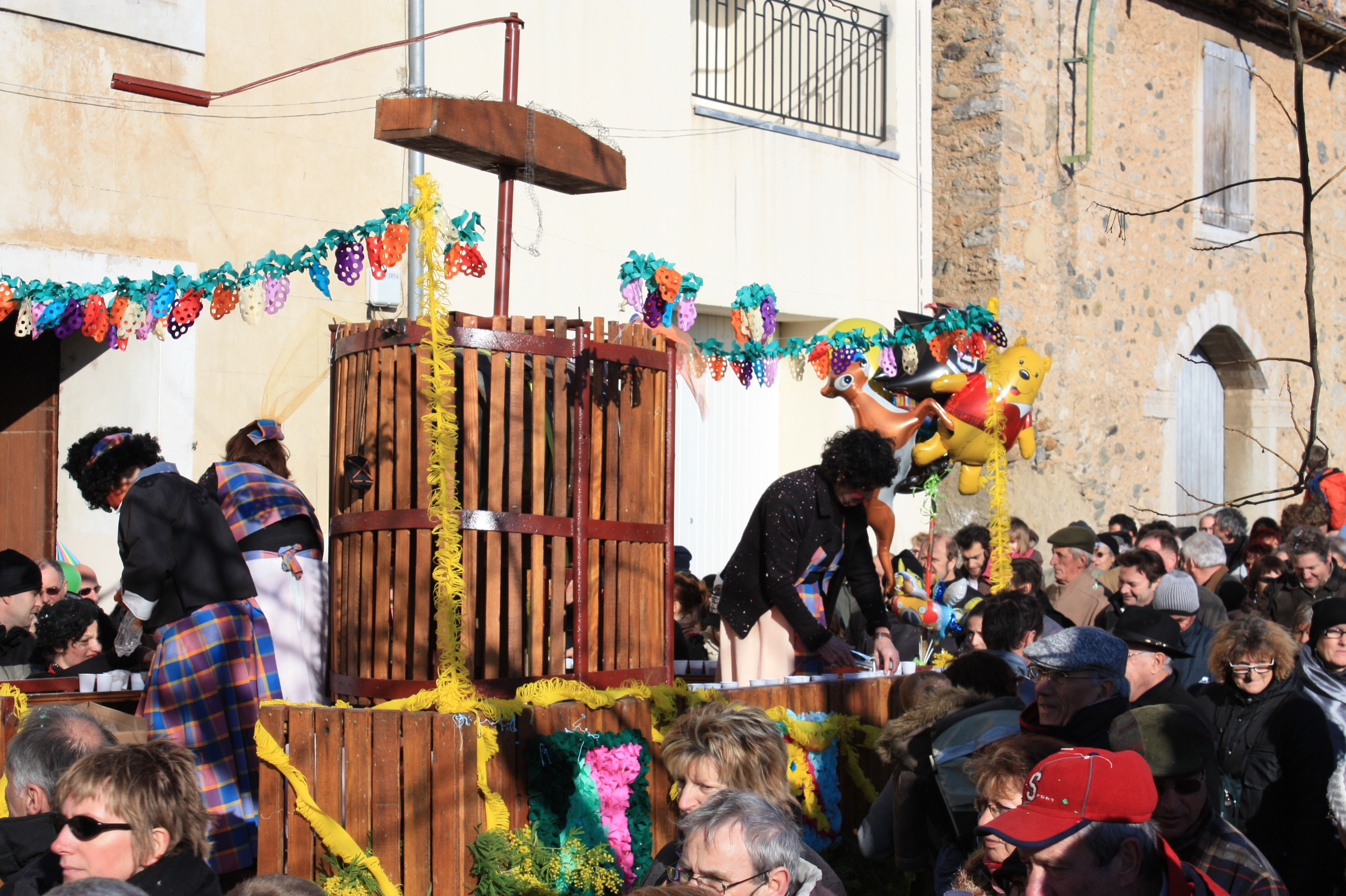 Tous les ans, le second dimanche de février, le superbe village de Roquebrun célèbrait le mimosa, cette fleur qui annonce le printemps et profite du c