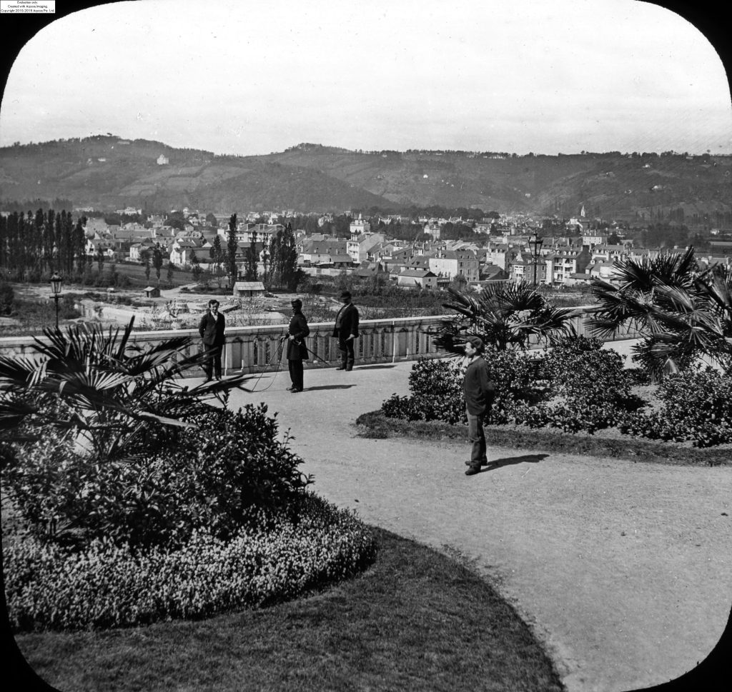 Sujet : Homme
Vigne
Pau (Pyrénées-Atlantiques, France)
Aquitaine (France)
Pyrénées (France)
Ville
Maison
Jardin
Palmier
Vallée
Colline
Pau, Gave de (F