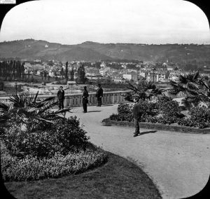 Sujet : Homme
Vigne
Pau (Pyrénées-Atlantiques, France)
Aquitaine (France)
Pyrénées (France)
Ville
Maison
Jardin
Palmier
Vallée
Colline
Pau, Gave de (F