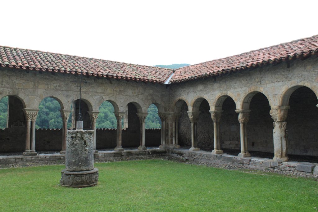 Saint-Bertrand-de-Comminges, village de Haute-Garonne situé au pied des Pyrénées. Cloître de la cathédrale Notre-Dame, construit au XIIe siècle. Les l