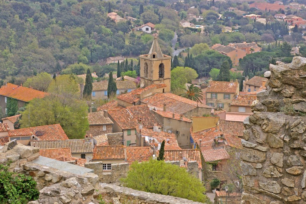 Église Saint-Michel de Grimaud, vue du village de Grimaud (Var) de son château