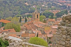 Église Saint-Michel de Grimaud, vue du village de Grimaud (Var) de son château