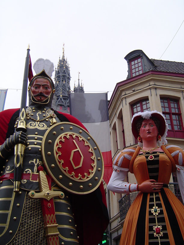 Géants Gayant et Marie Cagenon devant le beffroi de Douai lors des fêtes de Gayant