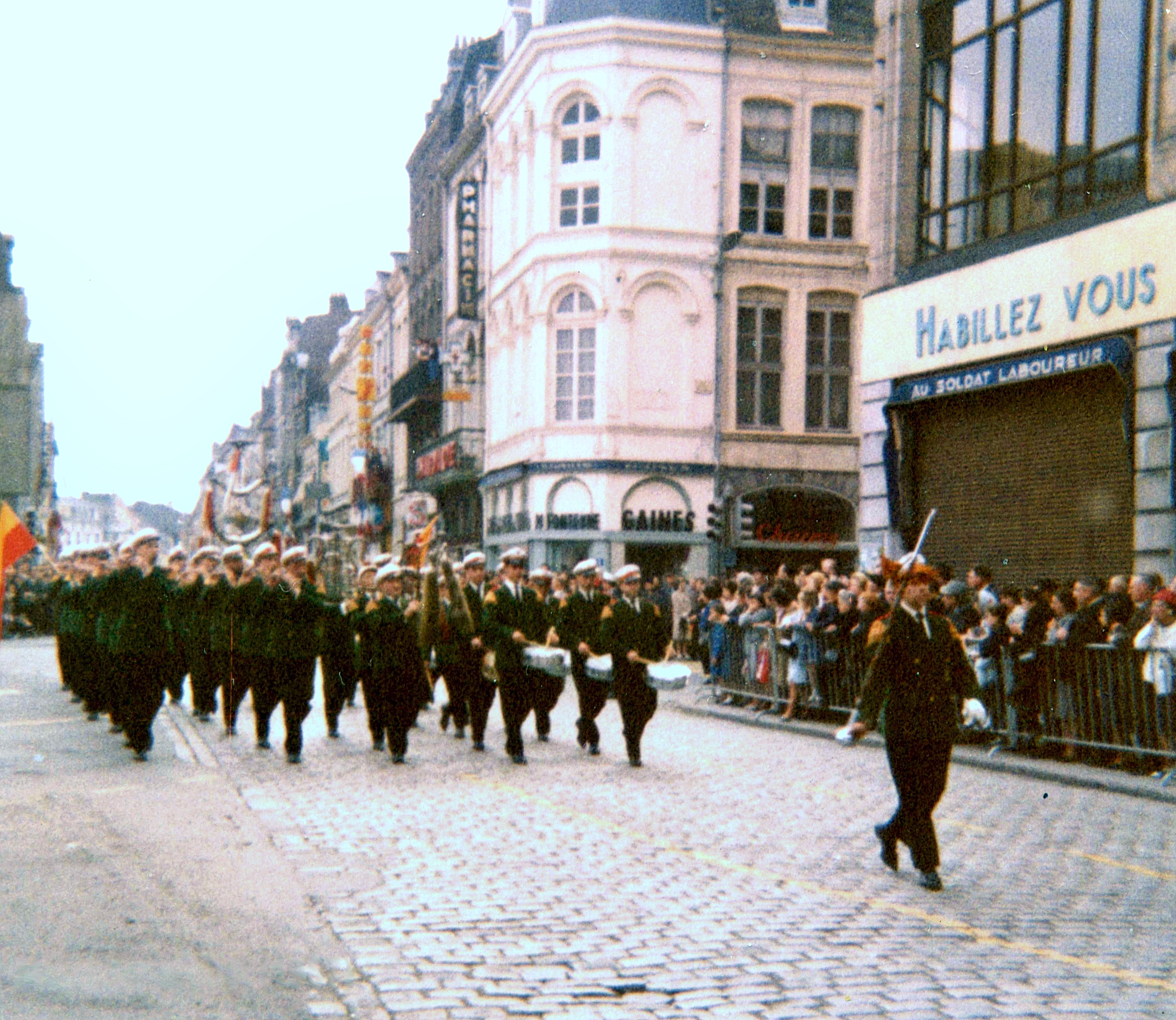 Cortège des fêtes de Gayant dans les rues de Douai en juillet 1957