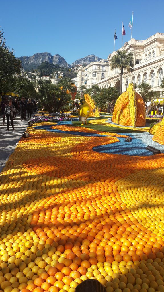 Sculptures d'agrumes colorées lors de la fête du citron de Menton