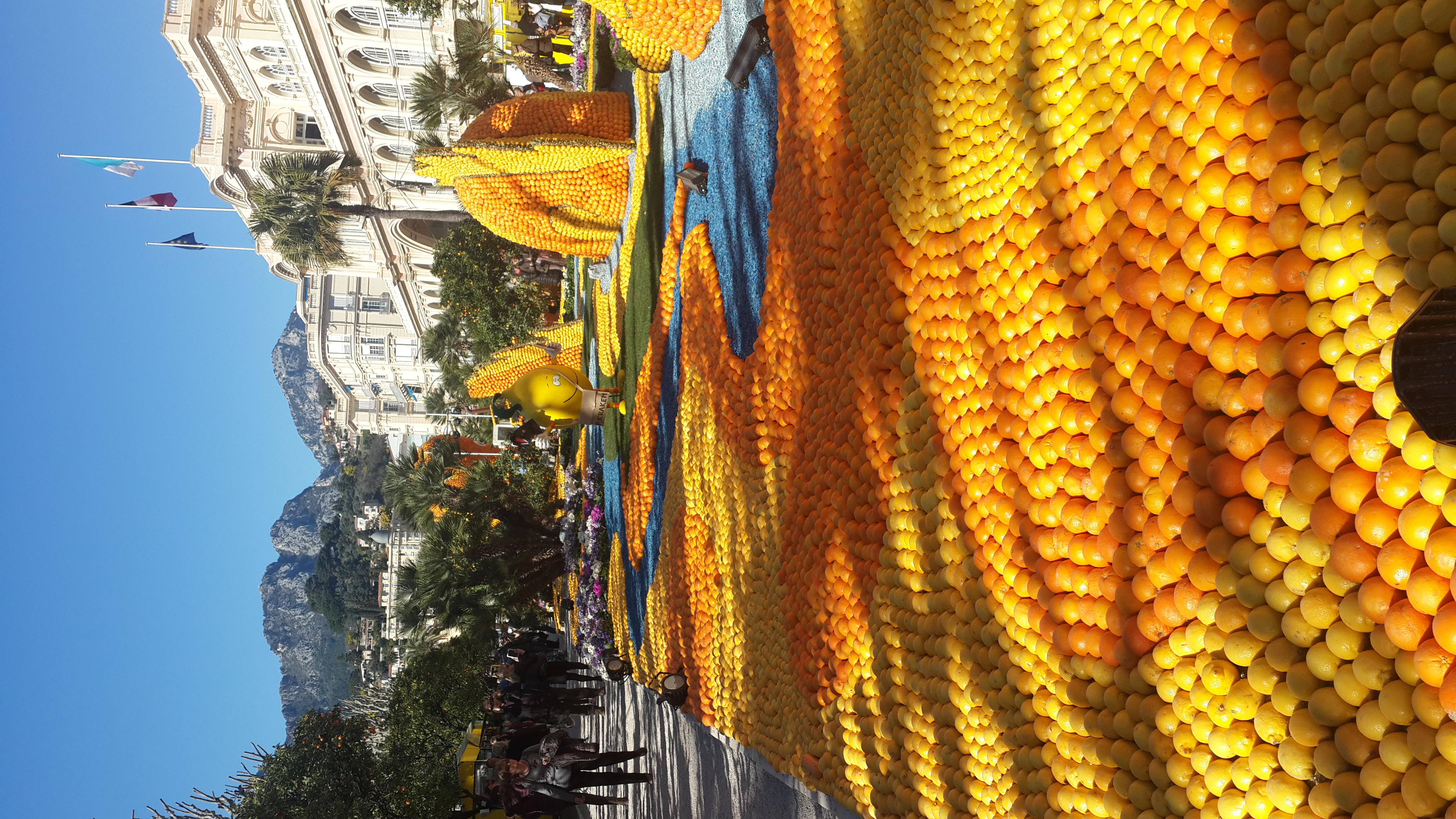 Sculptures d'agrumes colorées lors de la fête du citron de Menton