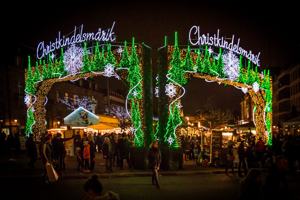 Entrée illuminée du marché de Noël de Strasbourg place de Broglie