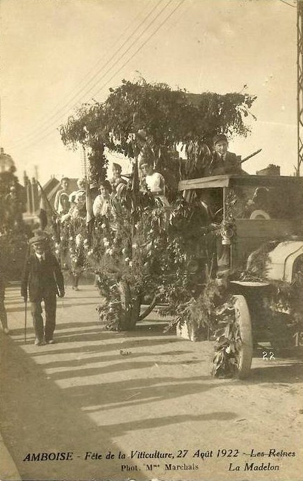 Char décoré de feuillage et de fleurs portant des jeunes femmes, défilé ancien en noir et blanc