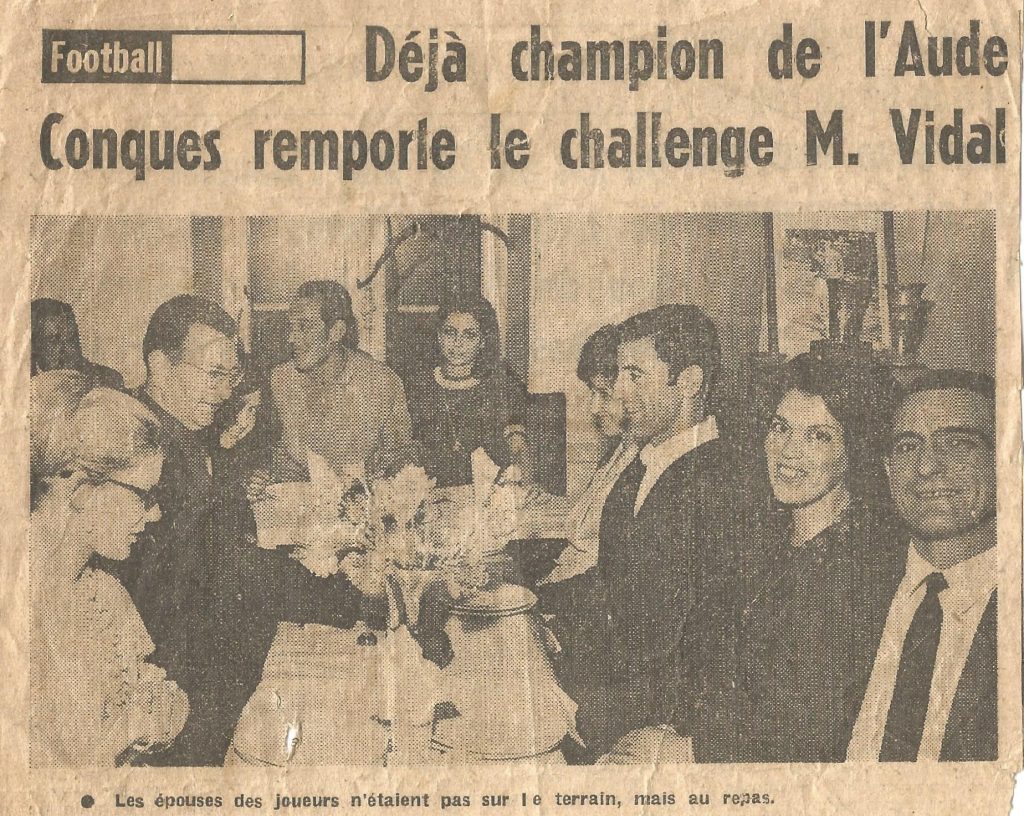 Coupure de presse ancienne : convives attablés au banquet du club de football de Conques