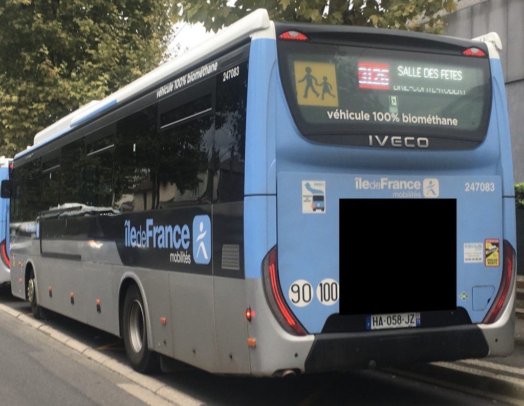 Autocar scolaire Île-de-France Mobilités vu de l'arrière, girouette affichant « Salle des fêtes