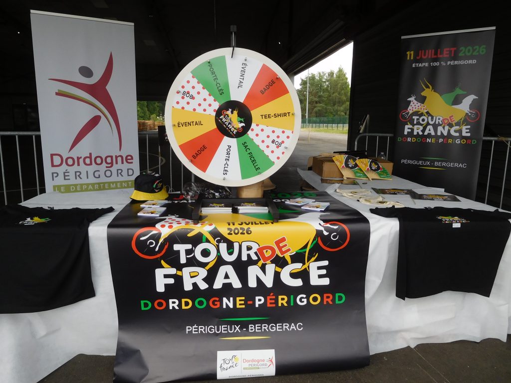 Stand Tour de France Dordogne-Périgord avec roue de la fortune et goodies sur table