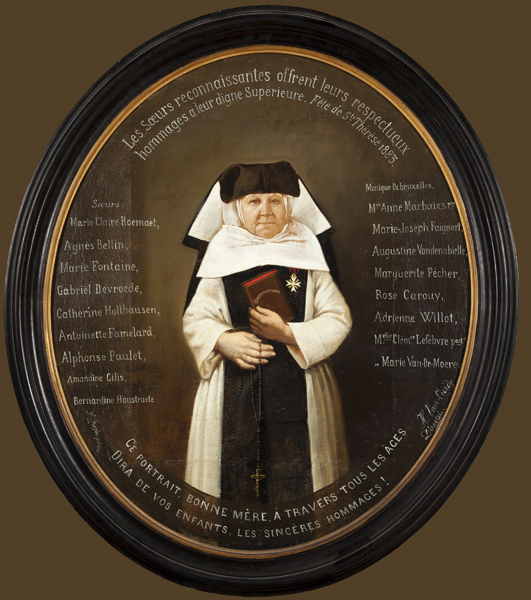 Portrait peint ovale d'une religieuse en habit noir et blanc, entouré d'inscriptions dorées
