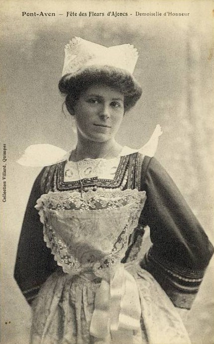 Carte postale ancienne, jeune Bretonne en costume traditionnel et coiffe de dentelle, Pont-Aven