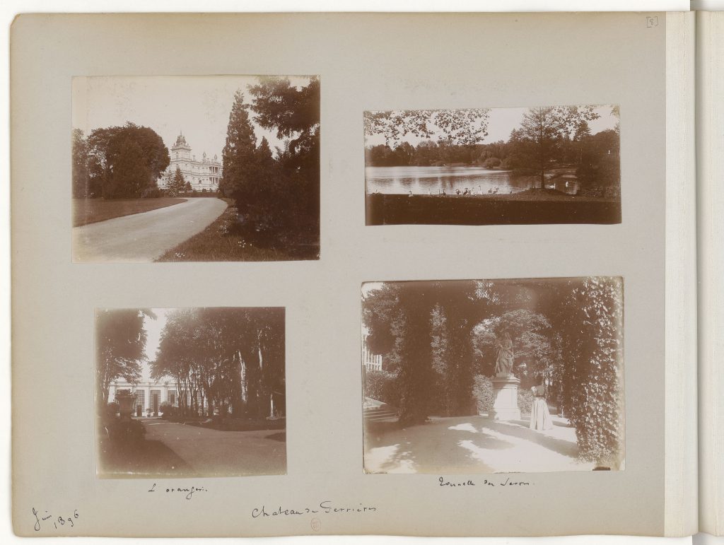 Page d'album ancien, quatre photographies sépia d'un château, son parc et ses allées