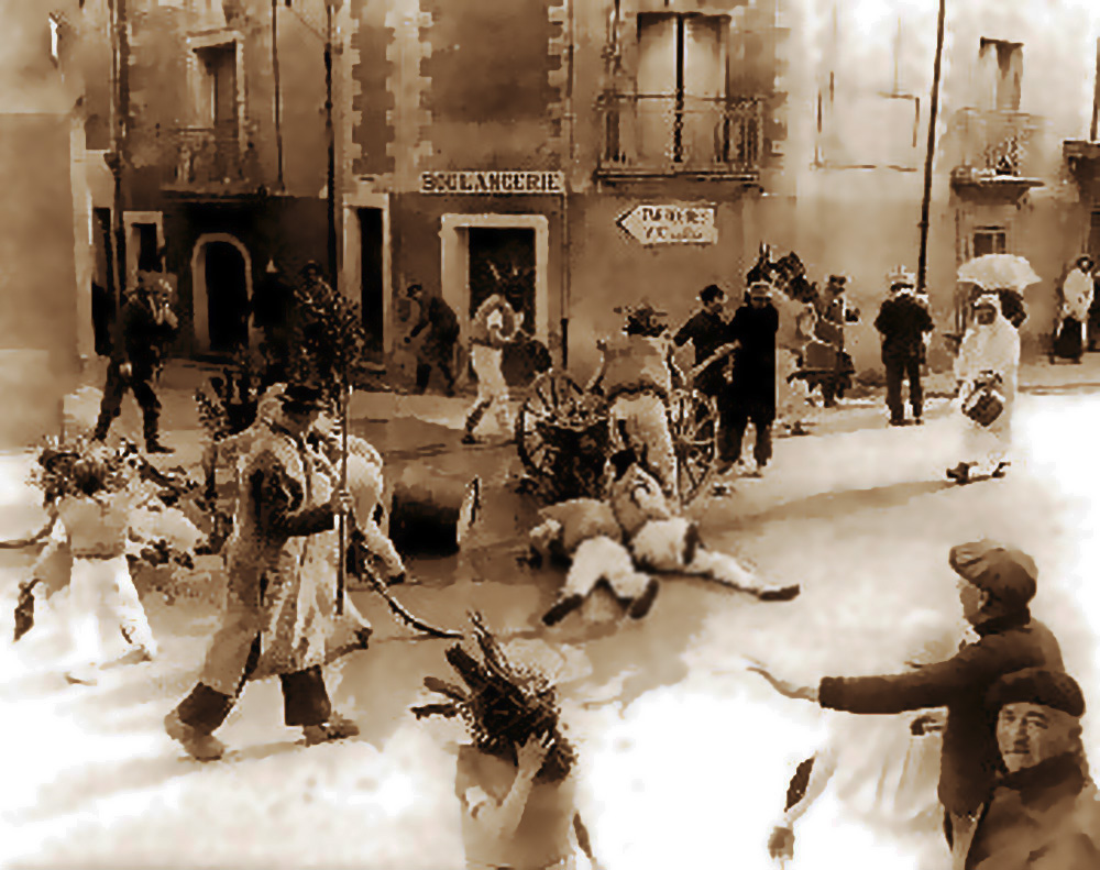 Scène de carnaval ancienne dans une rue de village, devant une boulangerie, personnages costumés