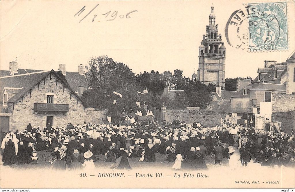 Carte postale ancienne, foule en coiffes bretonnes lors de la Fête-Dieu à Roscoff