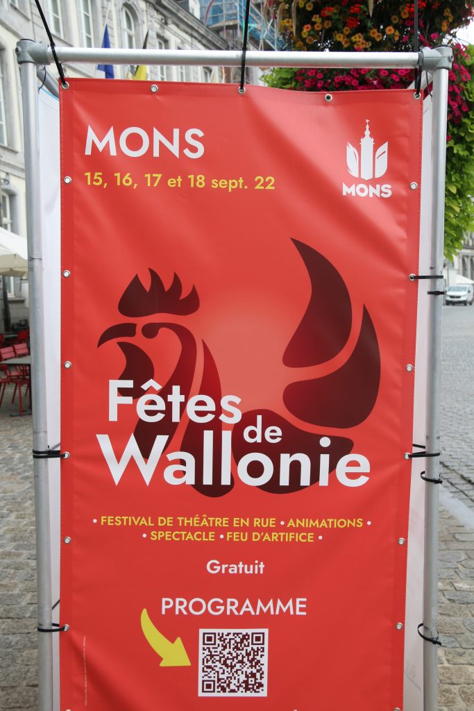 Banderole rouge des Fêtes de Wallonie à Mons, coq stylisé et QR code