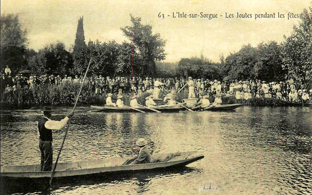 Joutes nautiques sur la Sorgue, barques et foule massée sur la rive