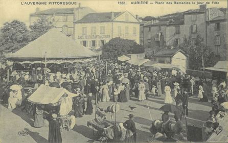 Foule en tenue ancienne sur une place de village animée un jour de fête
