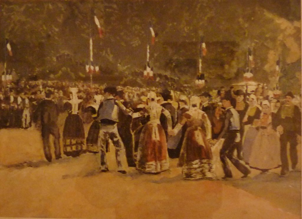 Danseurs en costumes traditionnels bretons sur une place pavoisée de drapeaux tricolores, foule autour