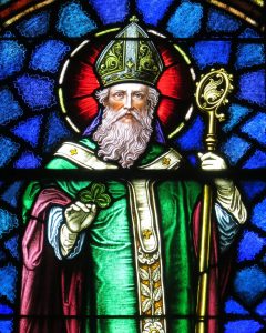 Vitrail d'église représentant saint Patrick en mitre, crosse dorée et trèfle à la main