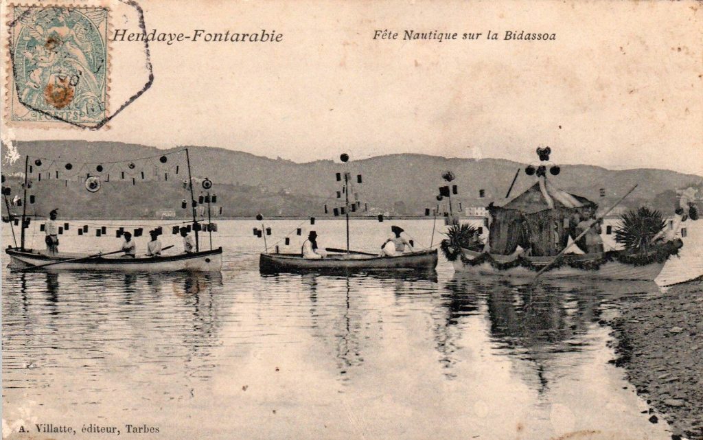 Barques pavoisées de lampions lors d'une fête nautique sur la Bidassoa à Hendaye