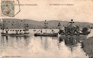 Barques pavoisées de lampions lors d'une fête nautique sur la Bidassoa à Hendaye