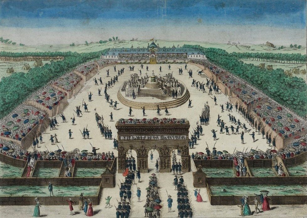 Gravure ancienne colorisée d'une grande fête révolutionnaire au Champ-de-Mars, foule et arc de triomphe